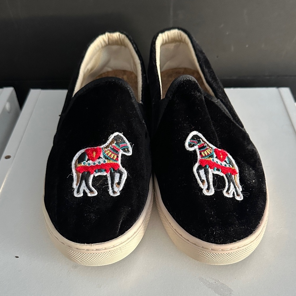 Soludos Velvet Show Pony Sneaker Women's Shoes Black Slip on sneakers 8.5 READ